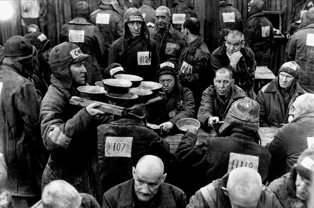 photo du film une journée d'Ivan Denissovitch, avec des prisonniers à la cantine du goulag